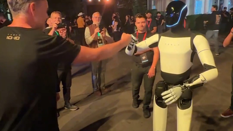 特斯拉WE ROBOT现场，擎天柱各种骚操作。_哔哩哔哩_bili...
