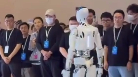 小鹏机器人走起路来 有特斯拉擎天柱内味儿了_哔哩哔哩_bilibi...